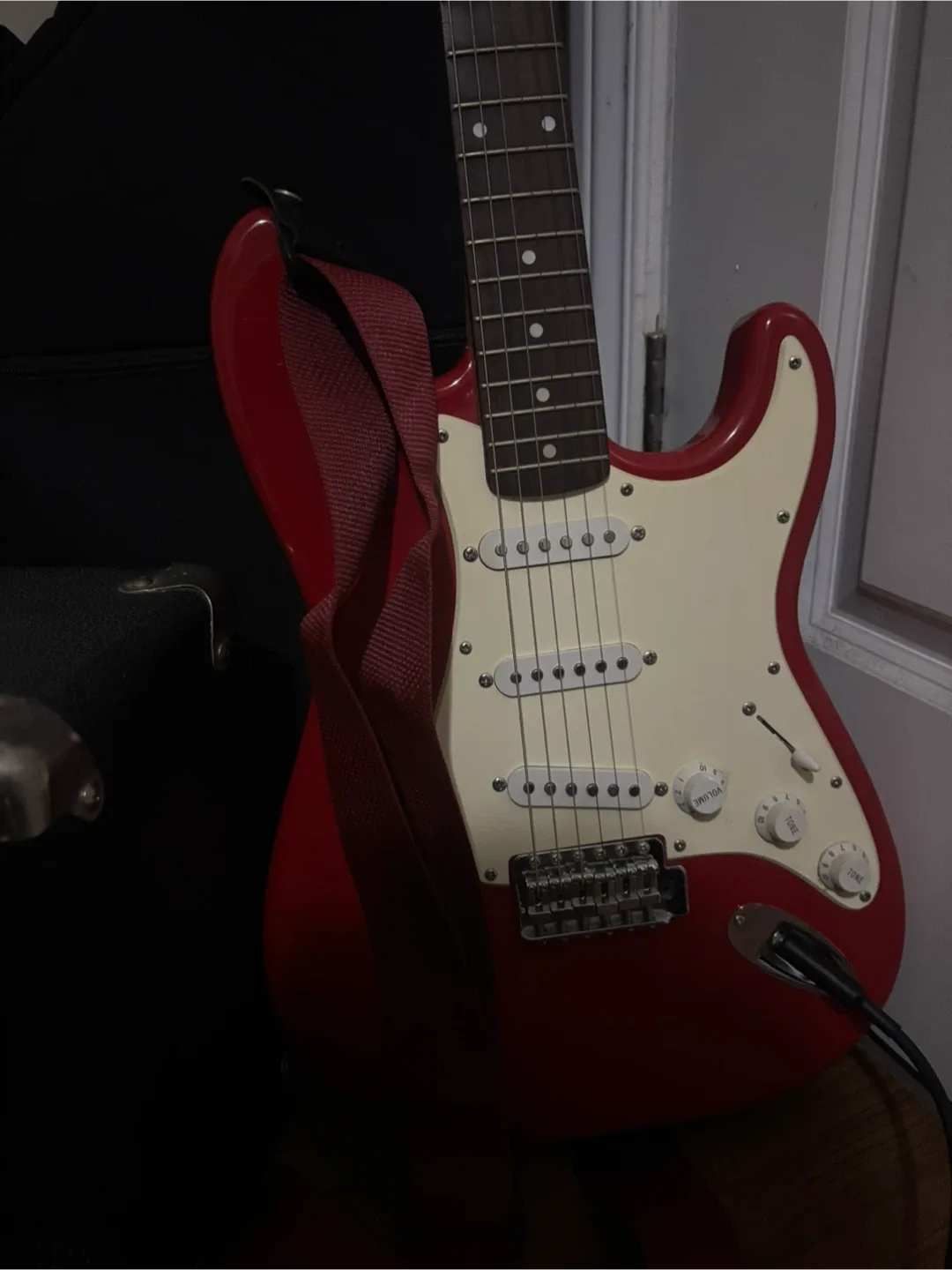 Squier Strat Electric Guitar & Fender Amp image indicator(3)