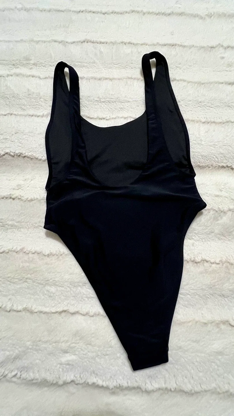 Black swimsuit - one piece image indicator(4)