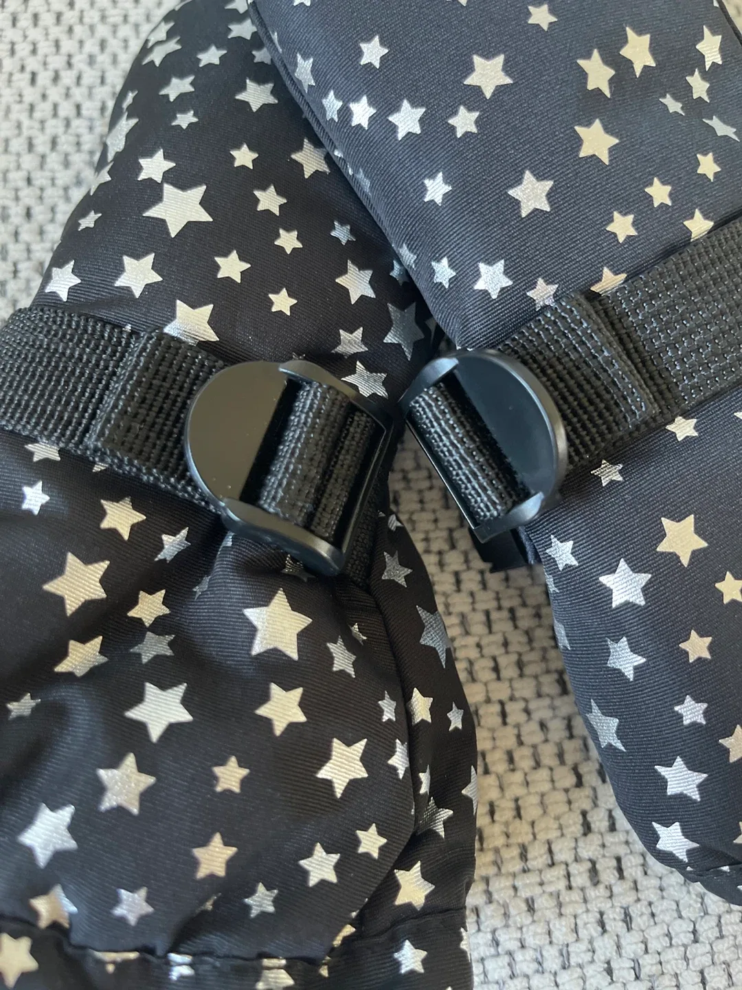 Jan & Jul XS Mittens - Black with Stars image indicator(4)