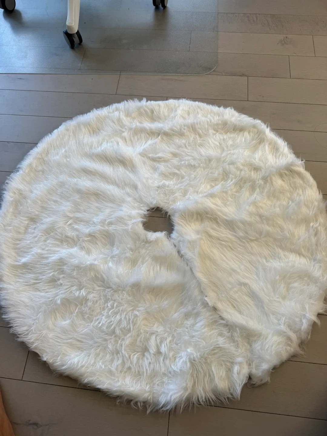 White Faux Fur Christmas Tree Skirt-36” thumbnail