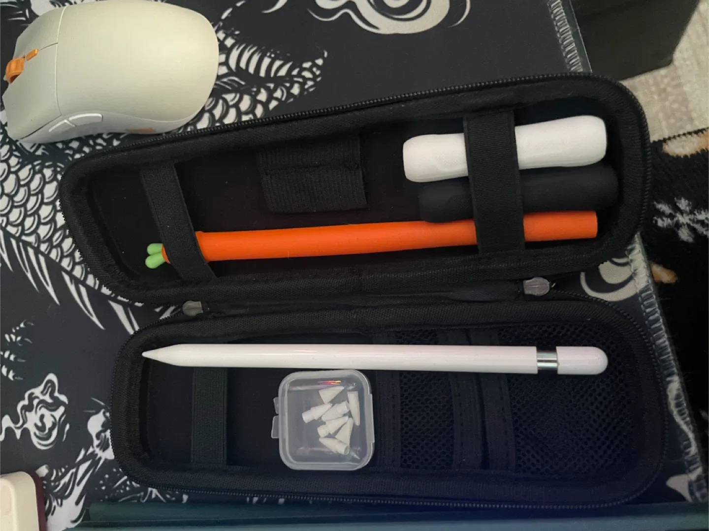 iPad with Keyboard and Apple Pencil image indicator(3)