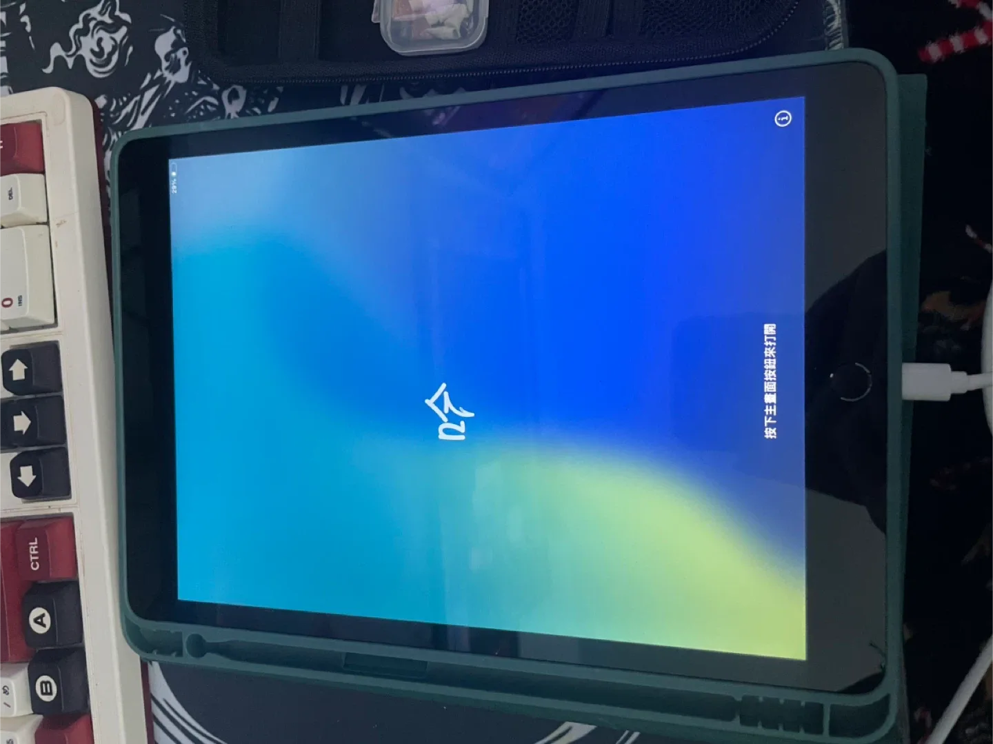 iPad with Keyboard and Apple Pencil image indicator(2)