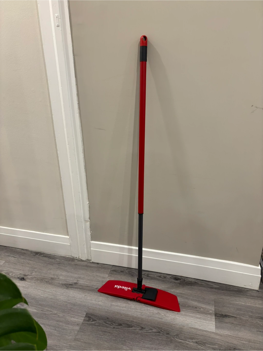 Vileda Fibro Contact Mop + 2 Reusable Microfibre Mops 🧡