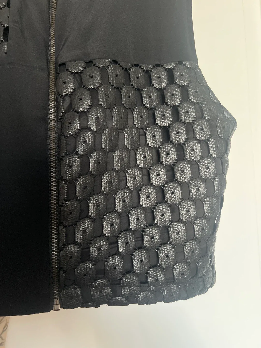 Elizabeth and James silk sleeveless crop blouse image indicator(3)