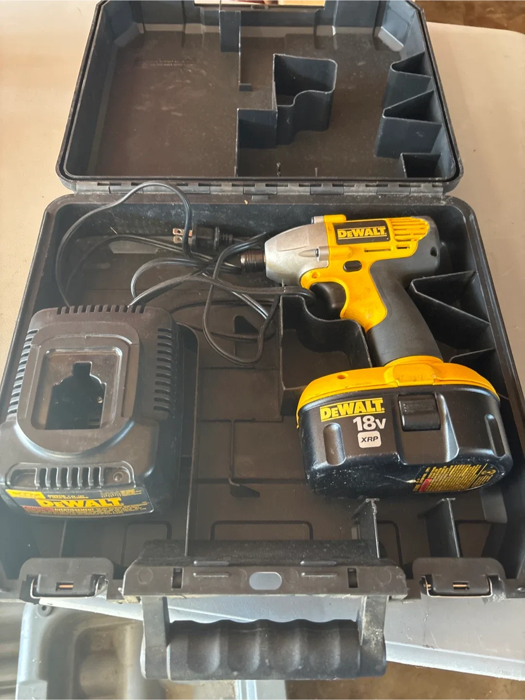 DeWalt 18V Cordless Impact Driver Kit image indicator(2)