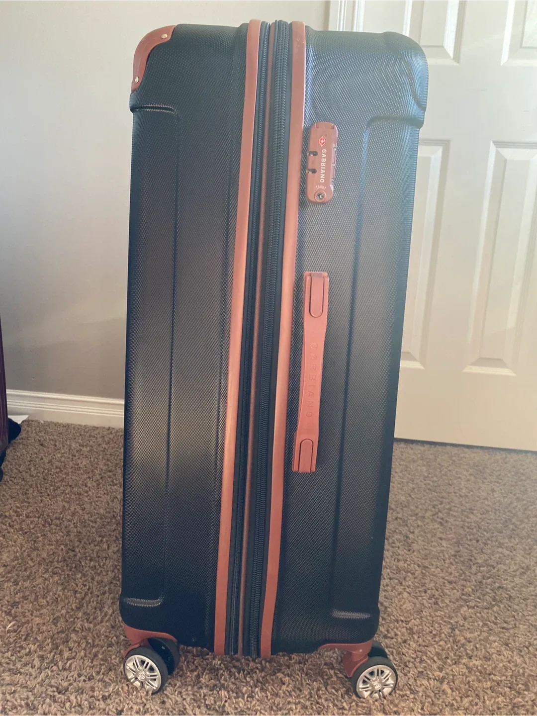 Gabbiano Black Hardside Spinner Suitcase image indicator(2)