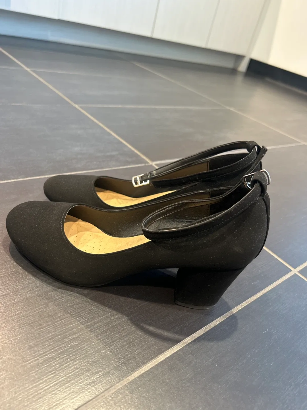 LBlack Heels thumbnail
