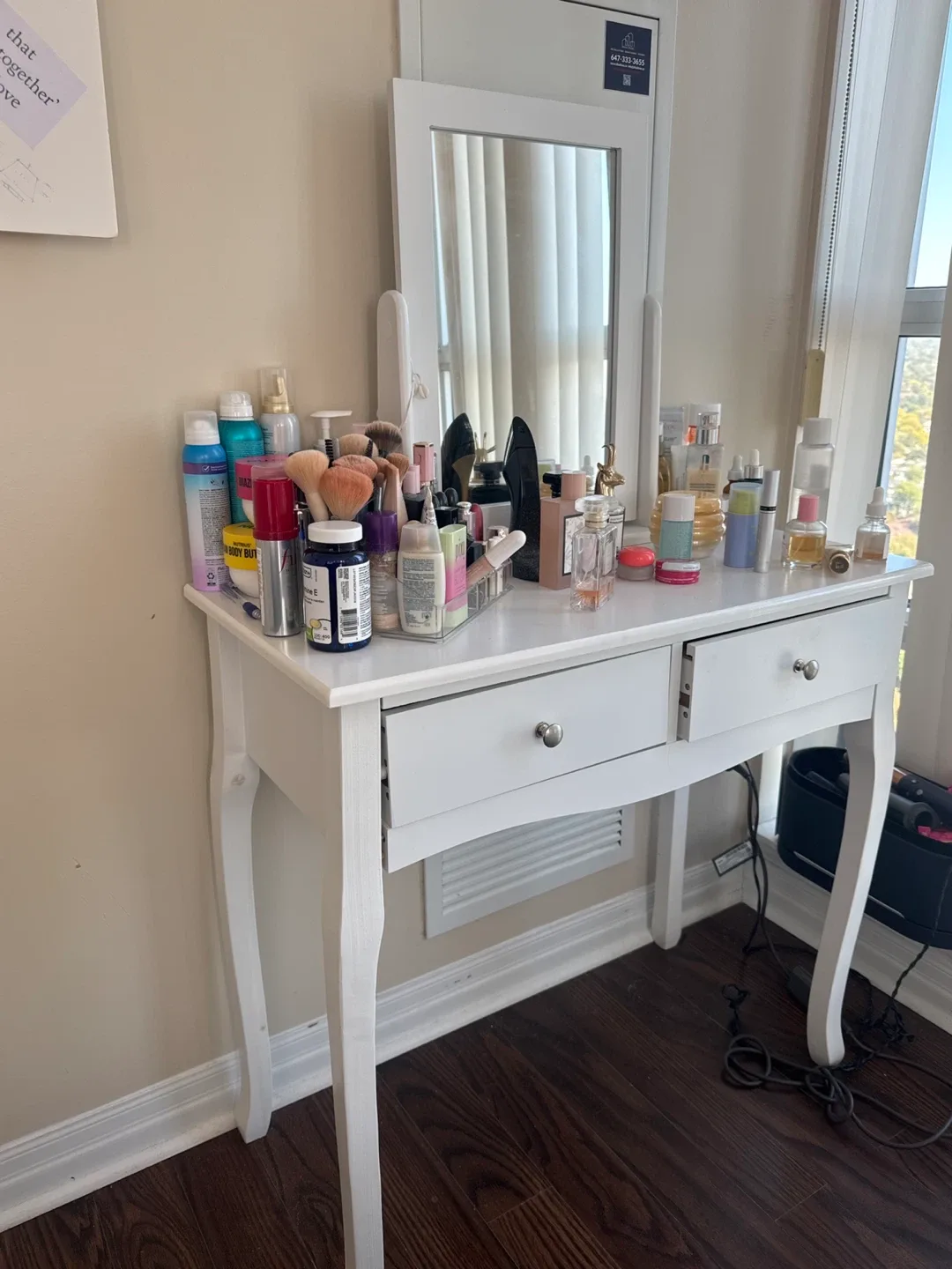 White Vanity Table with Mirror image indicator(3)