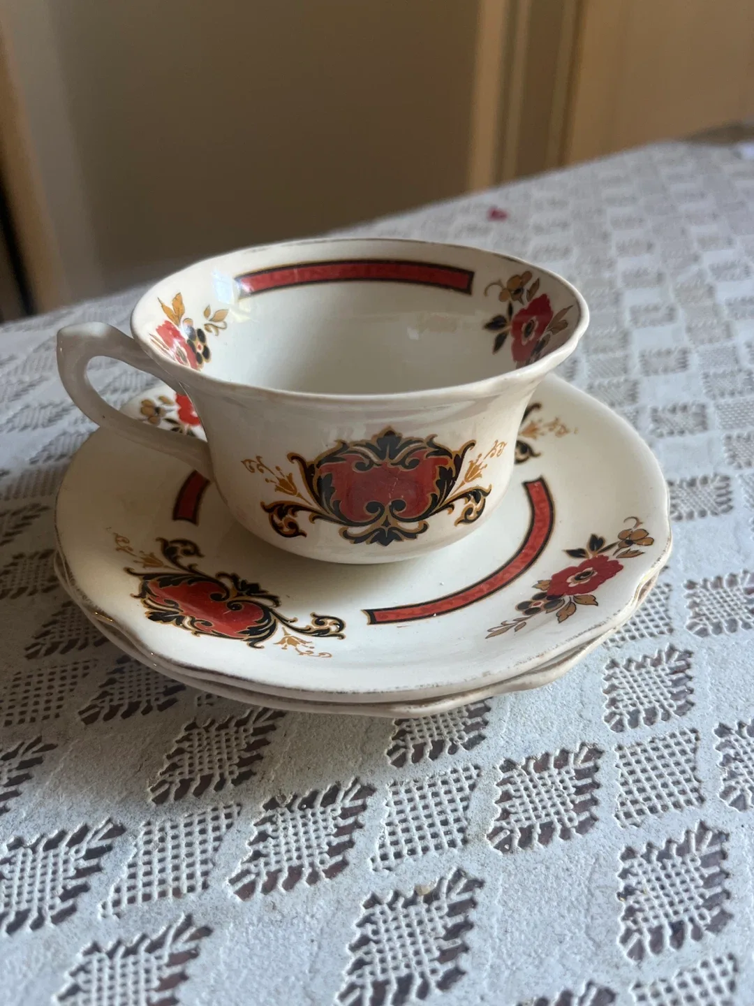 Vintage Tea Cup and Saucer Set (1 cup 2 saucers) thumbnail