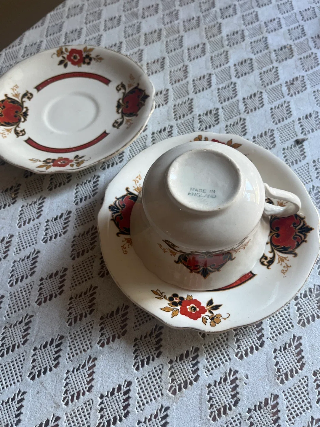 Vintage Tea Cup and Saucer Set (1 cup 2 saucers) image indicator(3)
