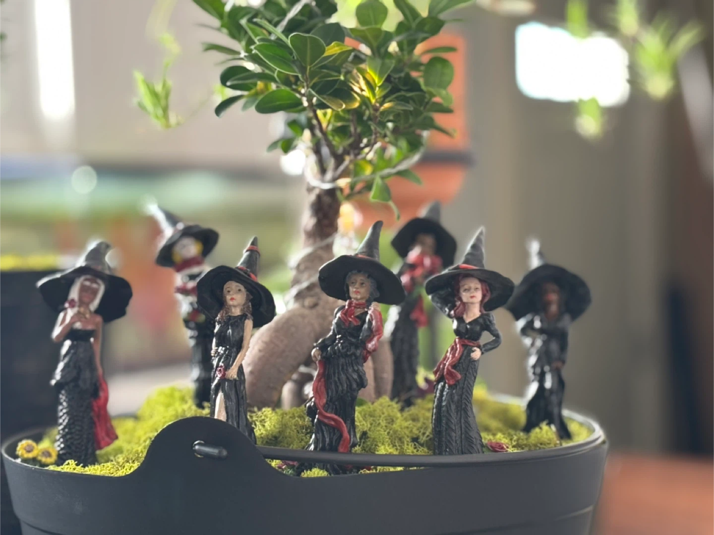 Halloween Witch Figurine Diorama - photo 2