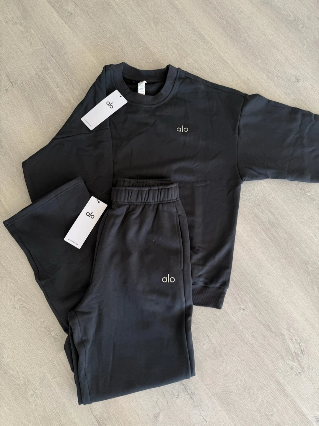 ALO Accolade Sweatpants & Crewneck Set - Anthracite