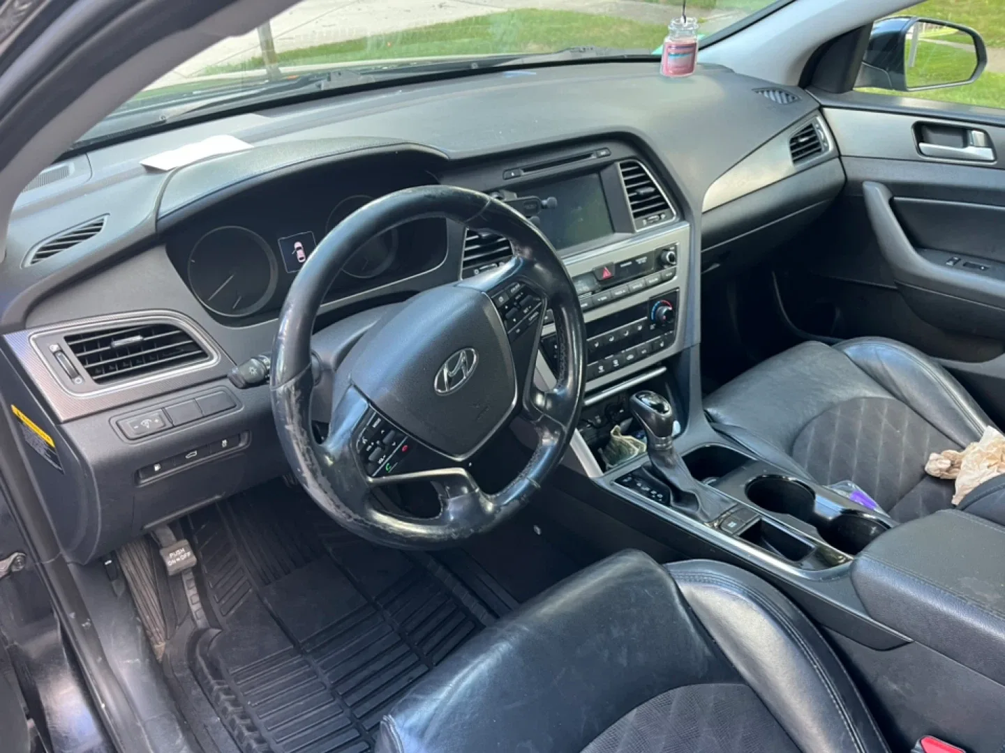 Hyundai Sonata Sedan - Black image indicator(2)