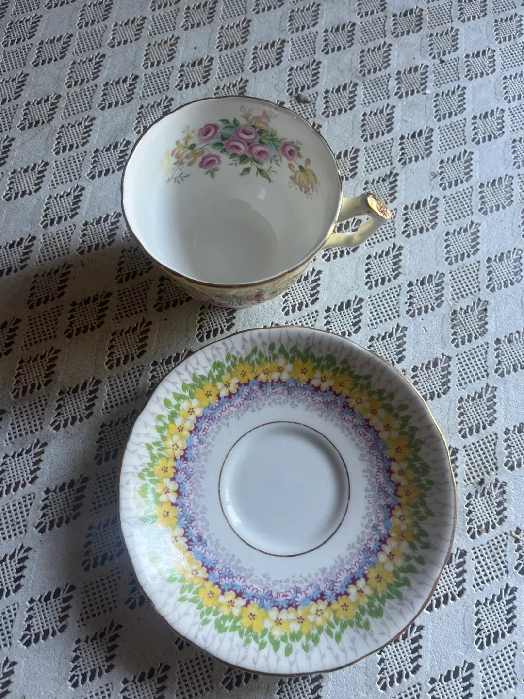 Aynsley Bone China Teacup and Saucer Set image indicator(3)