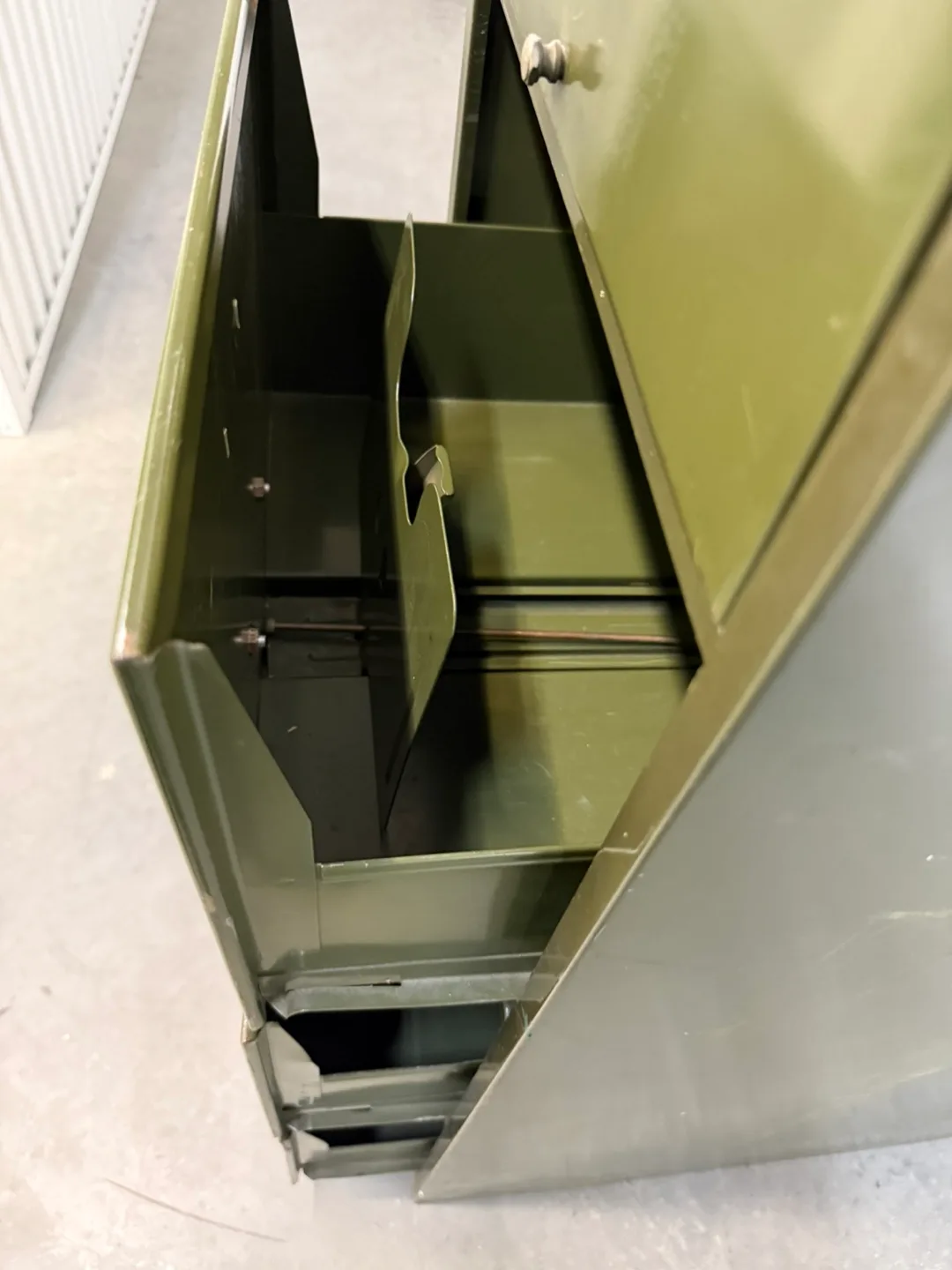 Olive Green 4-Drawer Metal Filing Cabinet image indicator(8)
