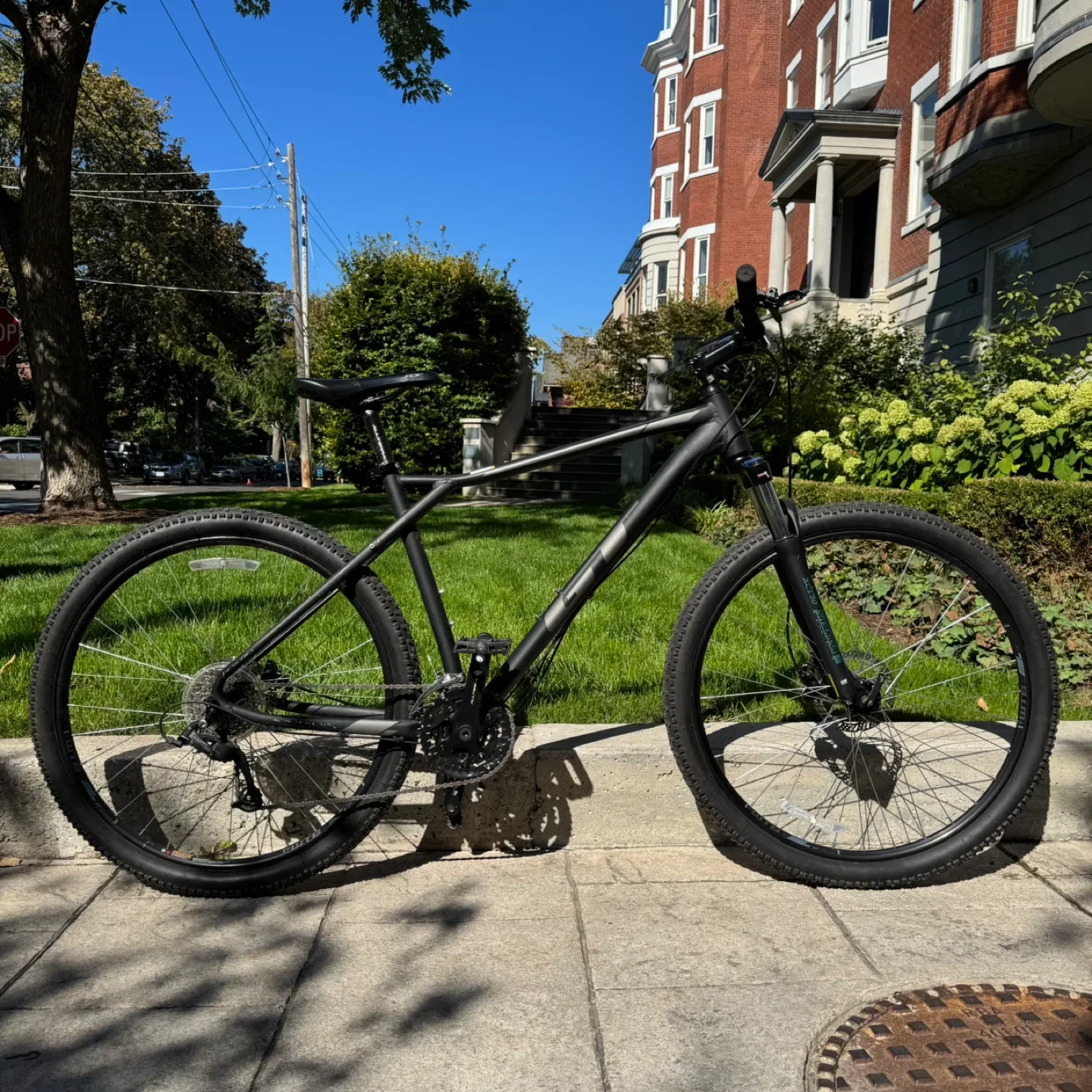 GT Bicycles 29 Avalanche XL Frame Size Mountain Bike thumbnail