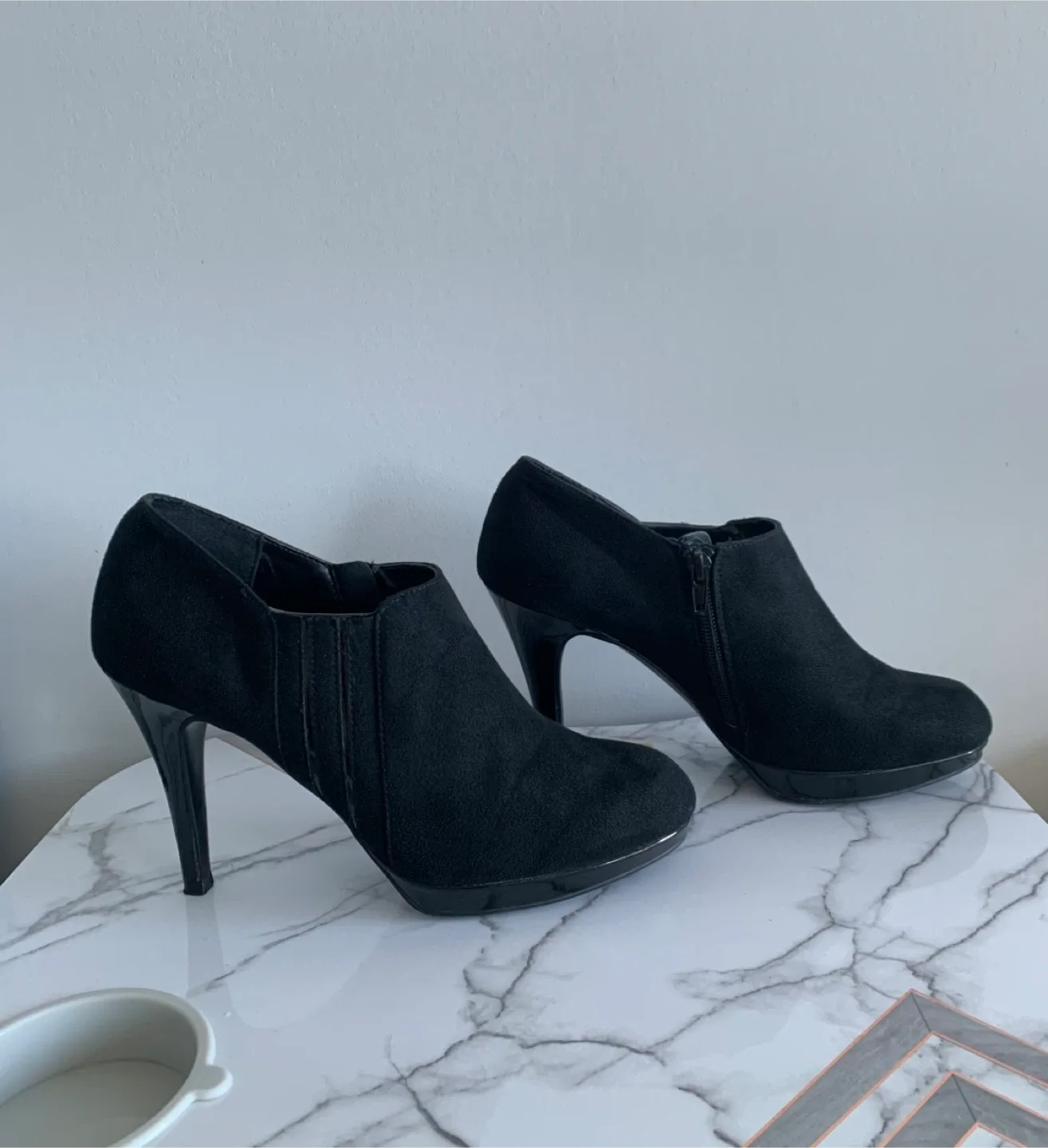 IMPO Black Heels Faux-Suede Booties, Size 8 image indicator(4)