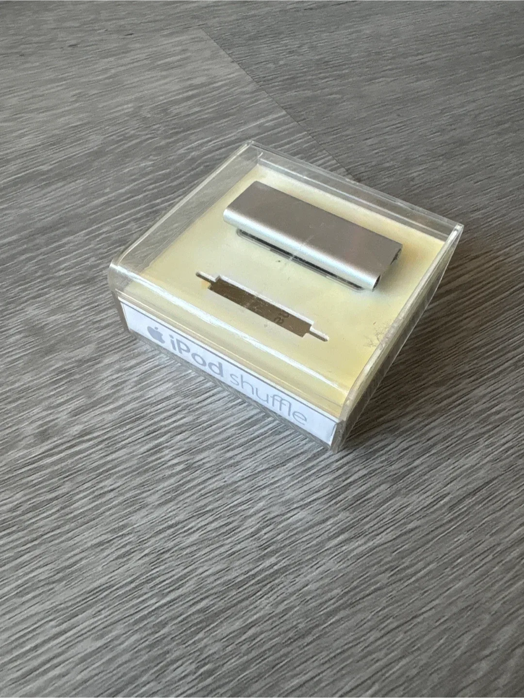 Apple iPod Shuffle 3rd gen with Box thumbnail