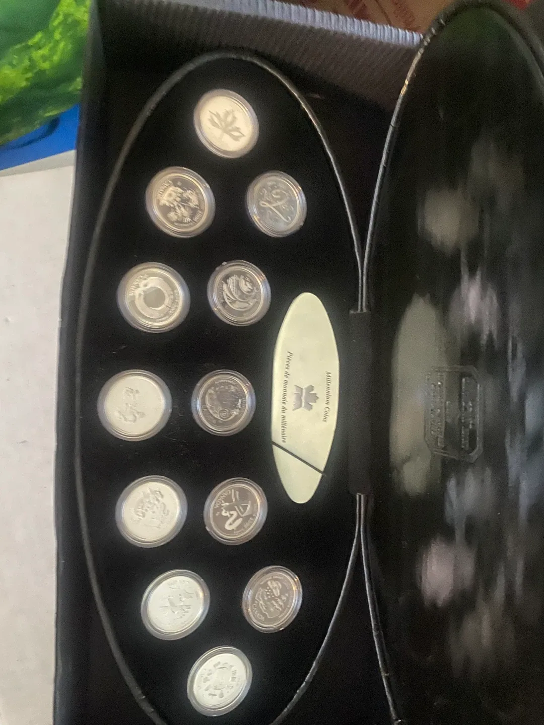 Millennium Canada 2000 Coin Set image indicator(3)