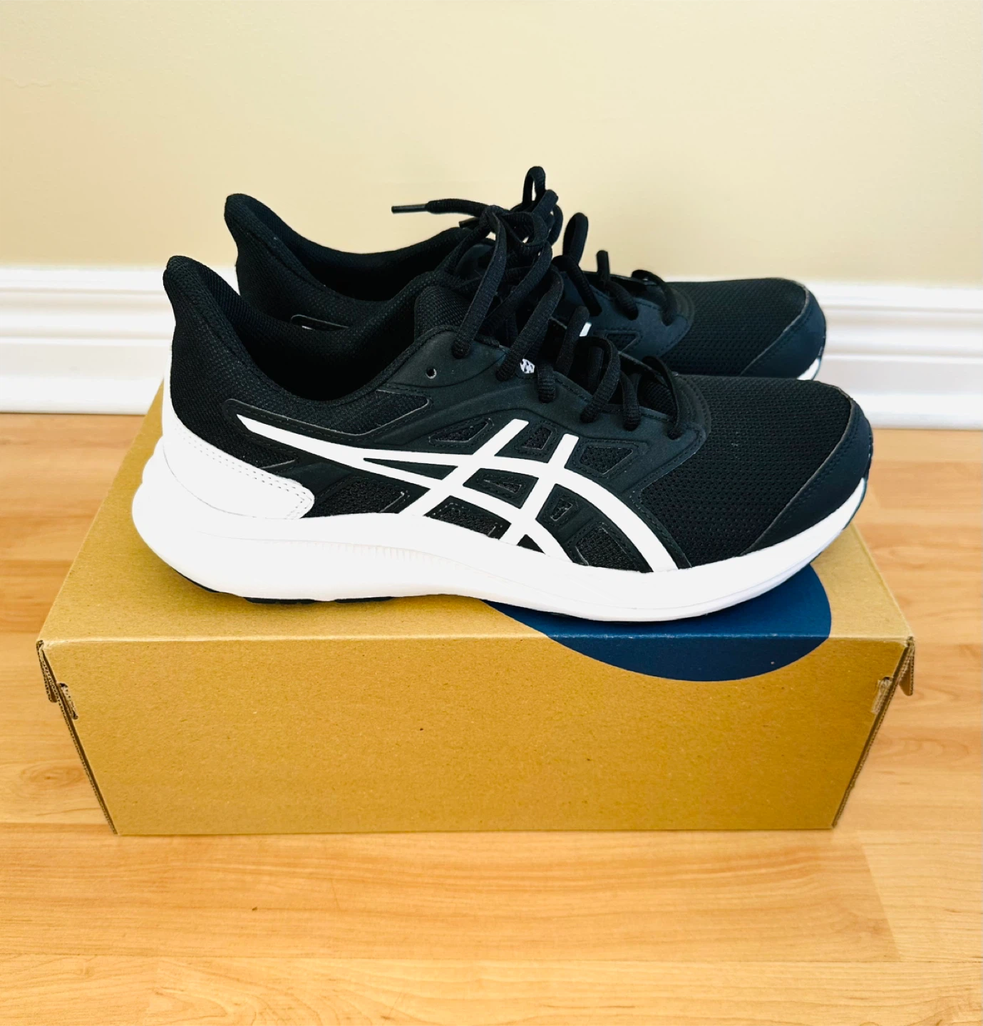 Brand new Asics Jolt 4 Running Shoes - Size 10