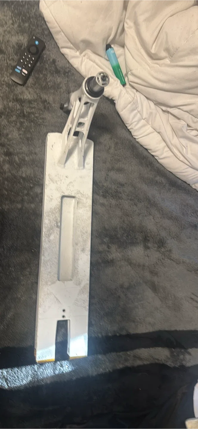 NORTH Scooter Deck with new fork and bushings half build image indicator(2)