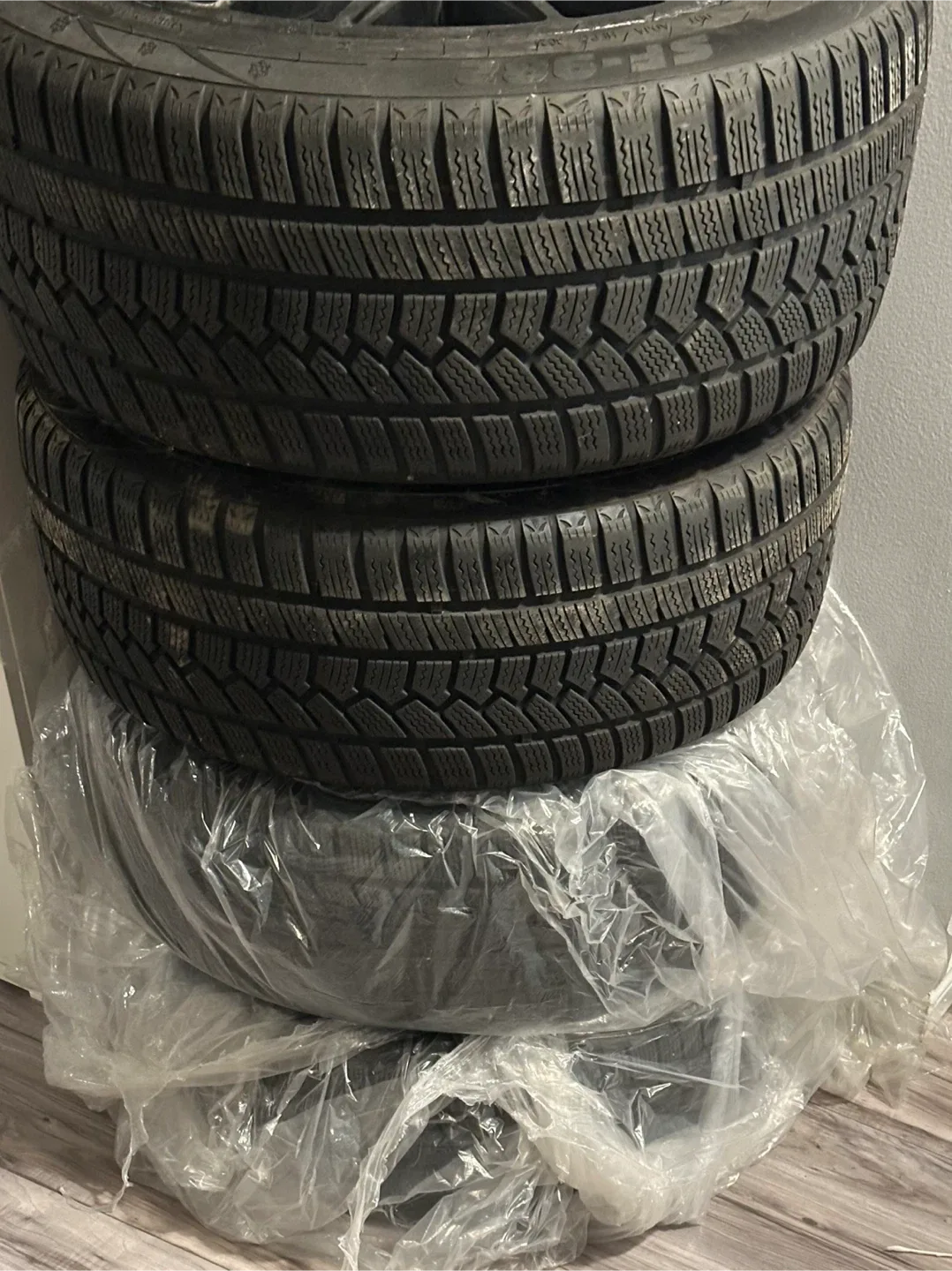Four Rims with Winter Tires - 225/45R18 image indicator(3)