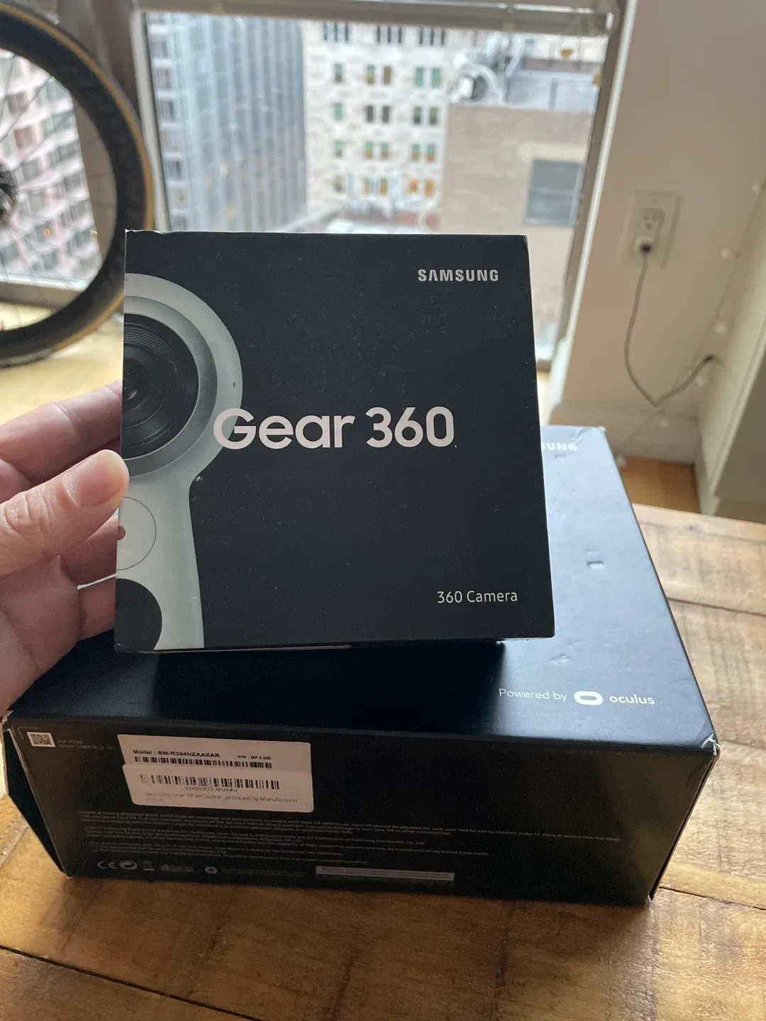 Samsung Gear VR with Controller + Gear 360 Camera image indicator(2)