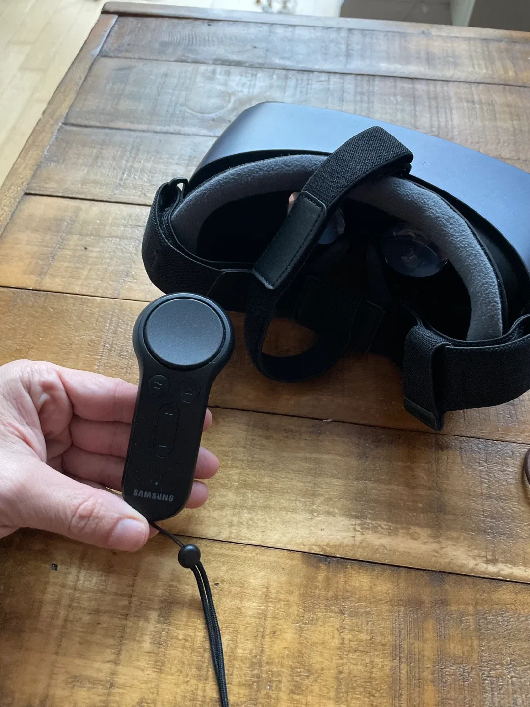 Samsung Gear VR with Controller + Gear 360 Camera image indicator(6)