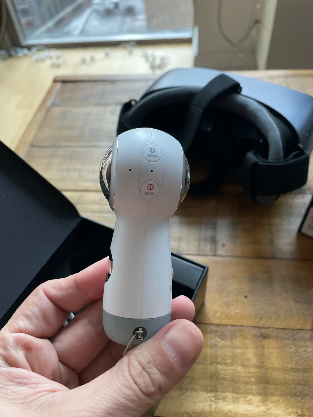 Samsung Gear VR with Controller + Gear 360 Camera image indicator(9)