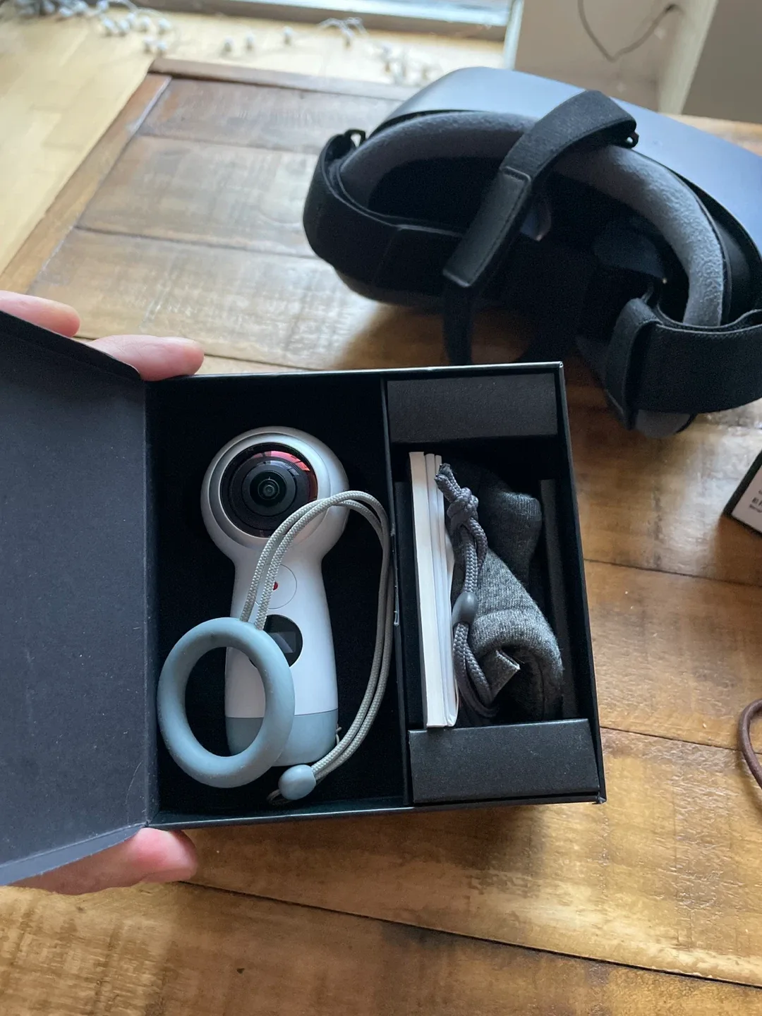 Samsung Gear VR with Controller + Gear 360 Camera image indicator(8)