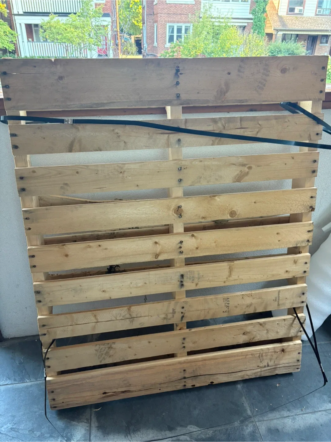 FREE wood pallet thumbnail