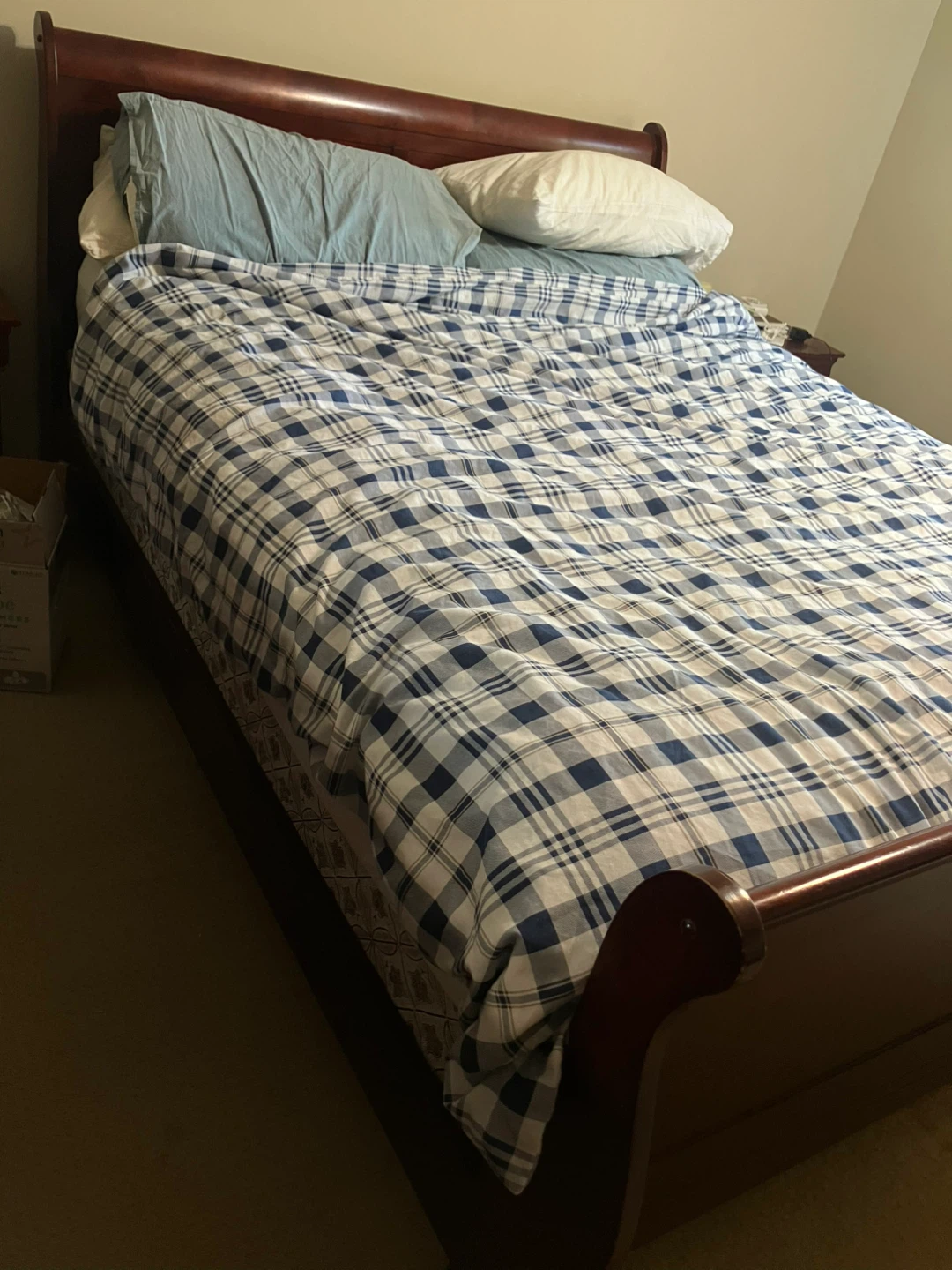 Old Queen bed (mattress included) - photo 3
