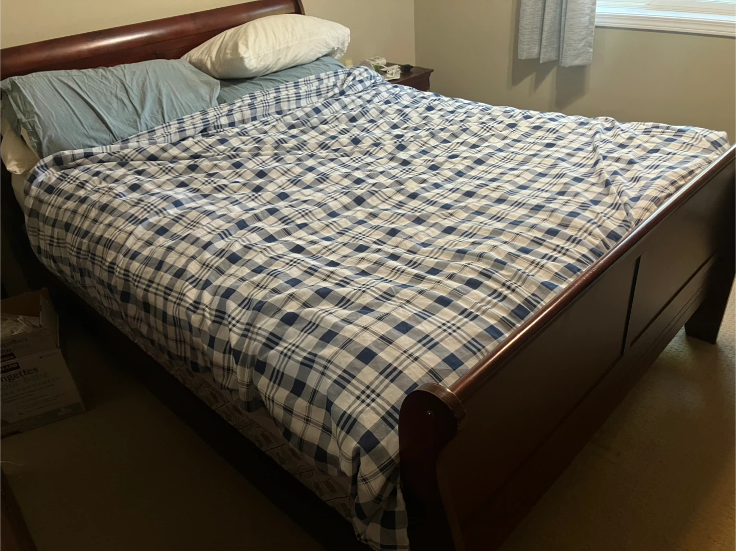 Old Queen bed (mattress included) - photo 2