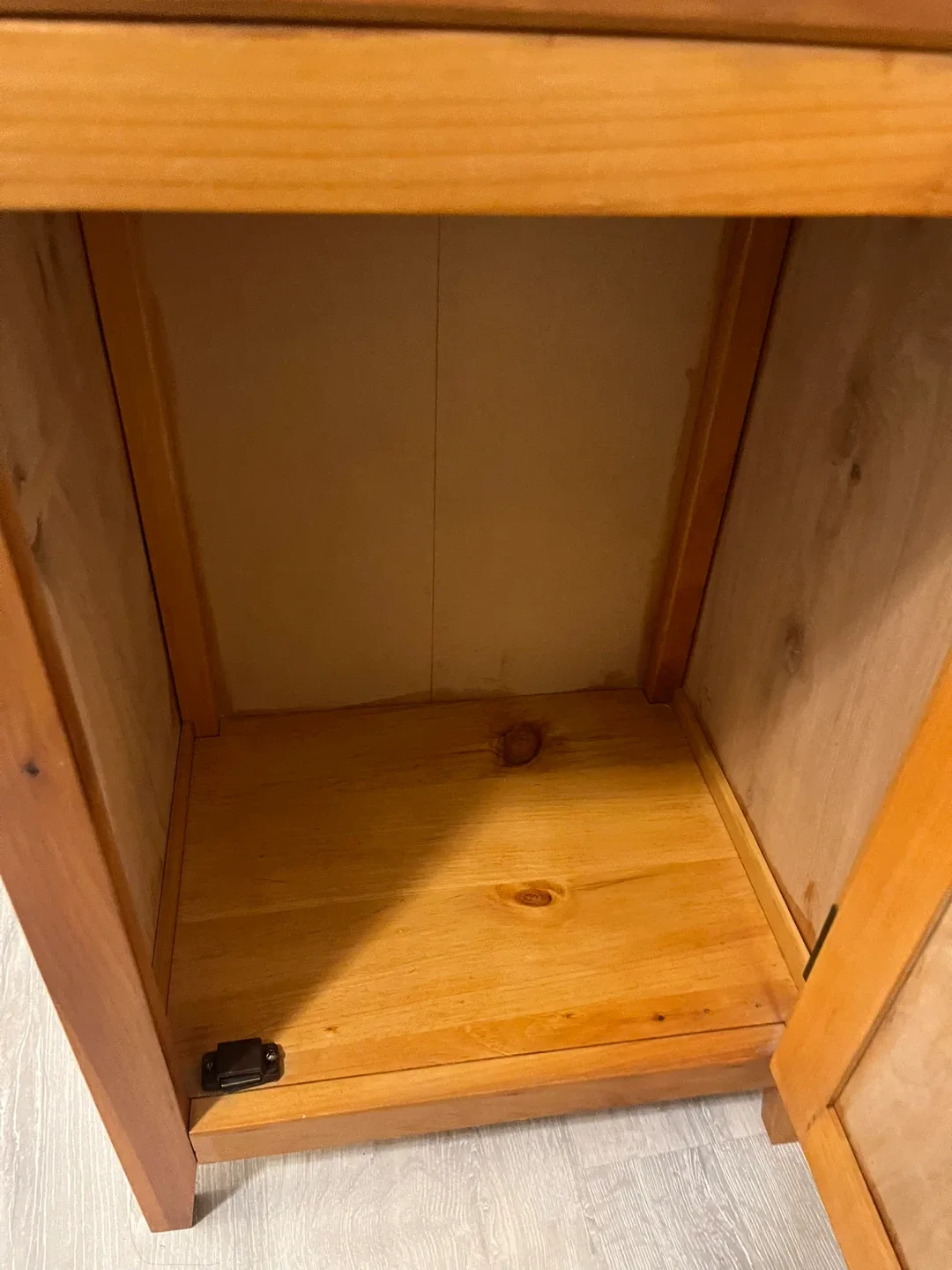 Wooden Side Table/ nightstand Excellent condition! image indicator(4)