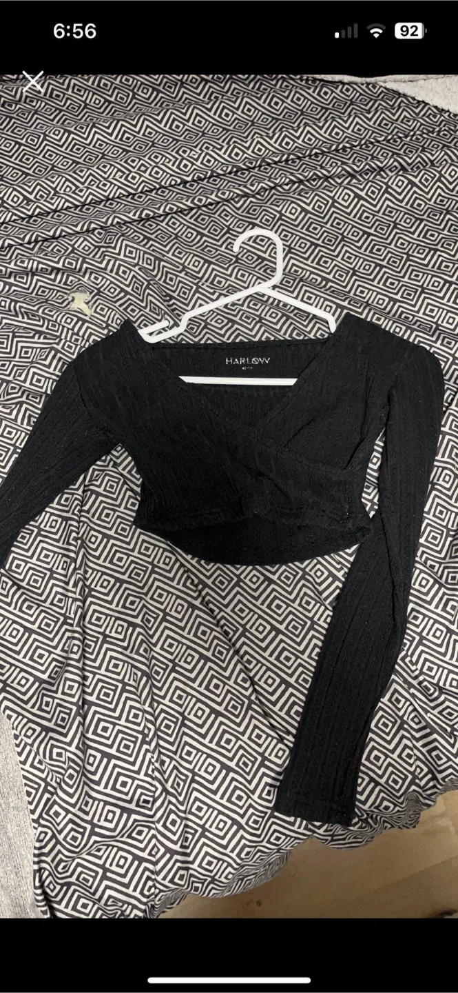 Harlowvy Black Long Sleeve Crop Top image indicator(3)