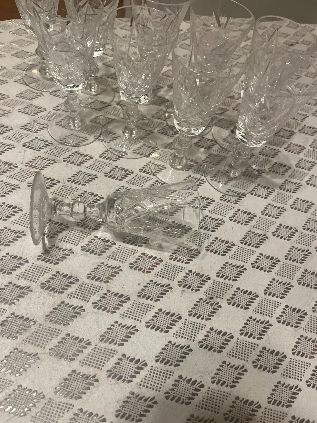 Set of 10 Crystal Wine Glasses image indicator(2)