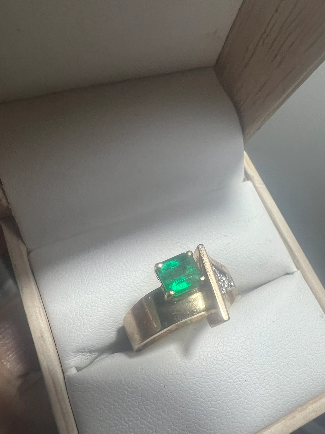 10 k Emerald and diamonds  Ring w/appraisal - photo 5