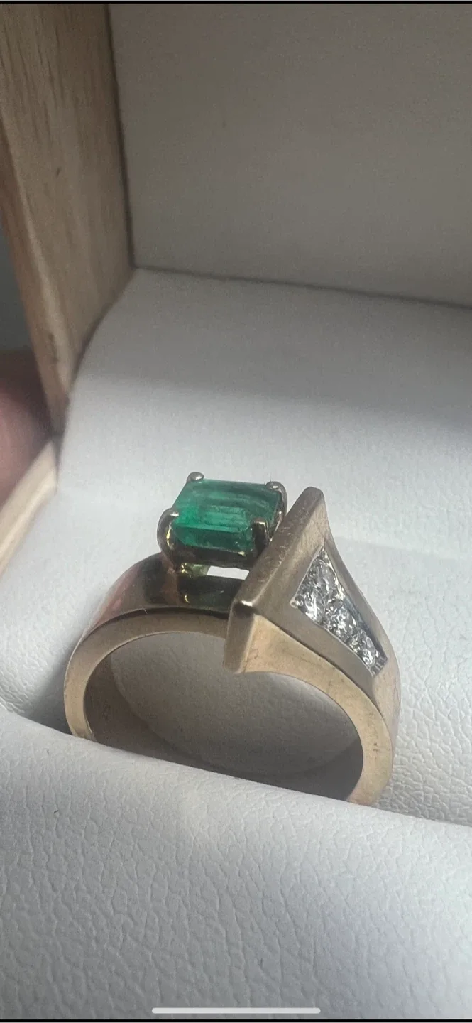 10 k Emerald  0.75 carat and Diamonds Ring thumbnail