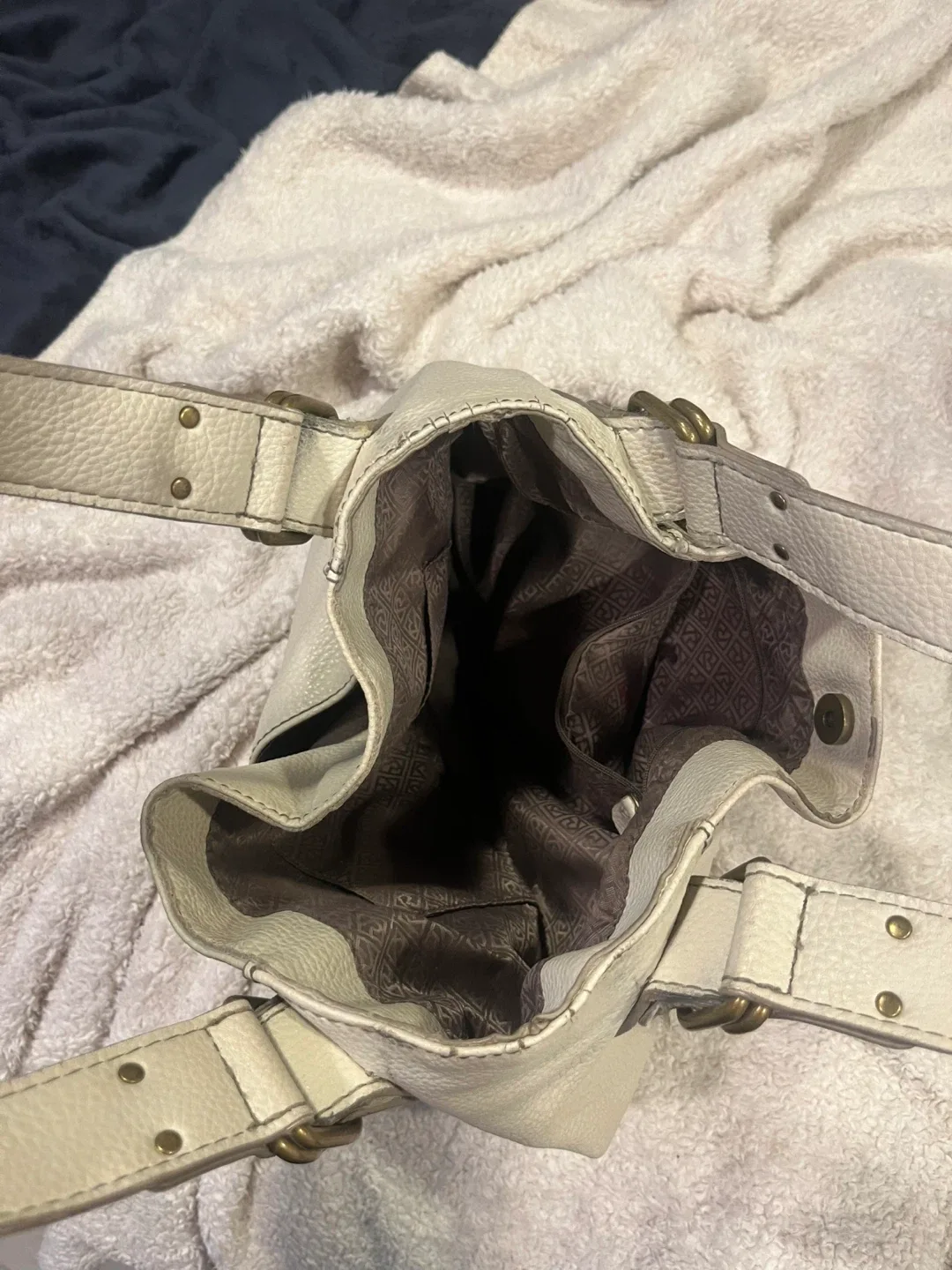 Relic Off-White Leather Purse image indicator(2)