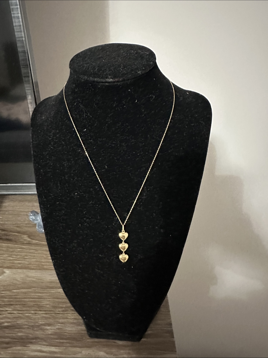 Brand New 18k gold Three Heart Drop Necklace - photo 4