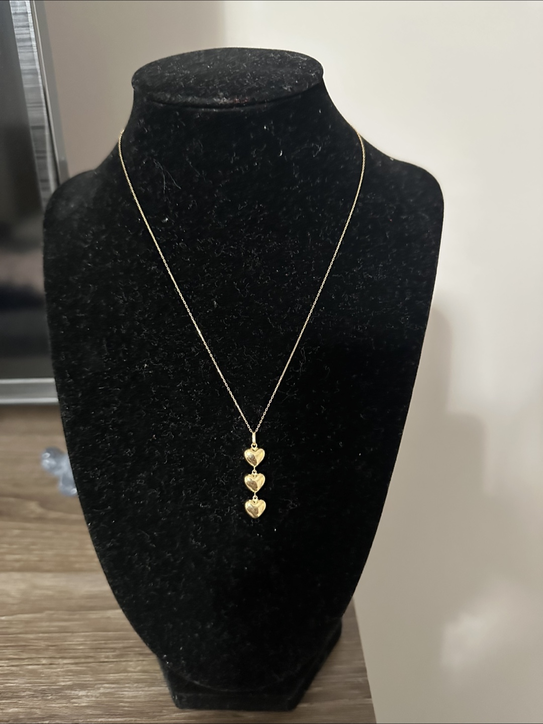 Brand New 18k gold Three Heart Drop Necklace - photo 2