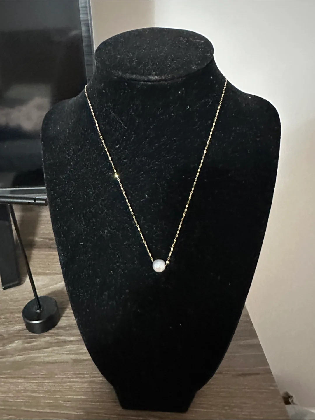 New South Sea Pearl Set of Stud Earrings and Necklace image indicator(3)