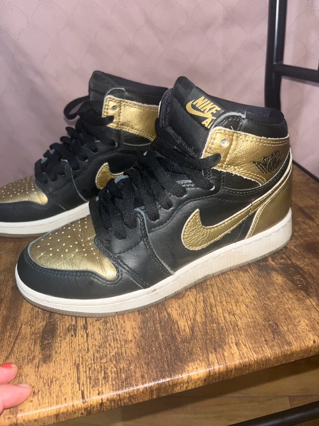 Nike Air Jordan 1 Retro High Black Metallic Gold image indicator(2)