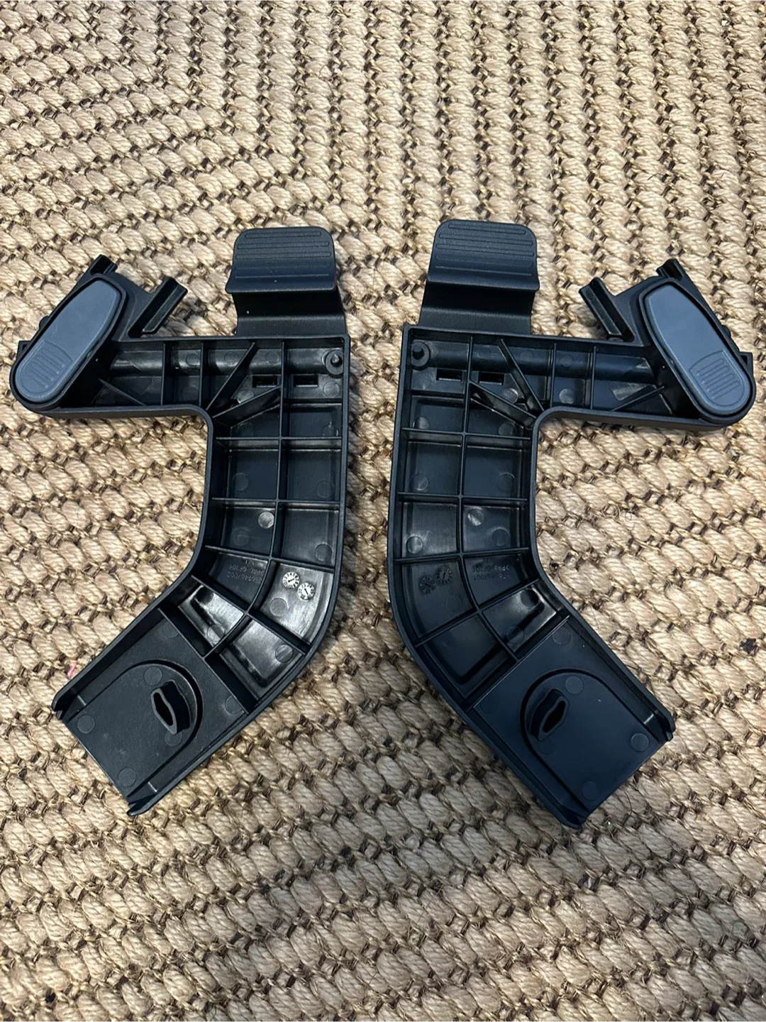 Thule Infant Car Seat Adapters image indicator(2)