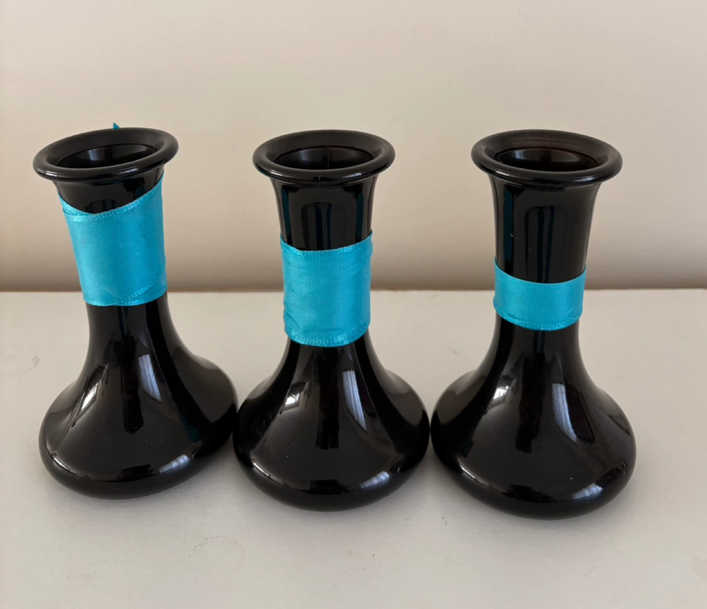 Set of 3 Black Vases with Blue Ribbon - photo 2