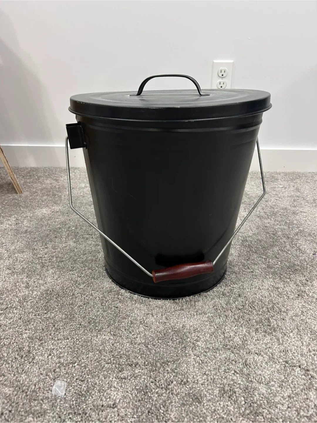 Black Metal Fireplace Ash Can with Lid image indicator(3)