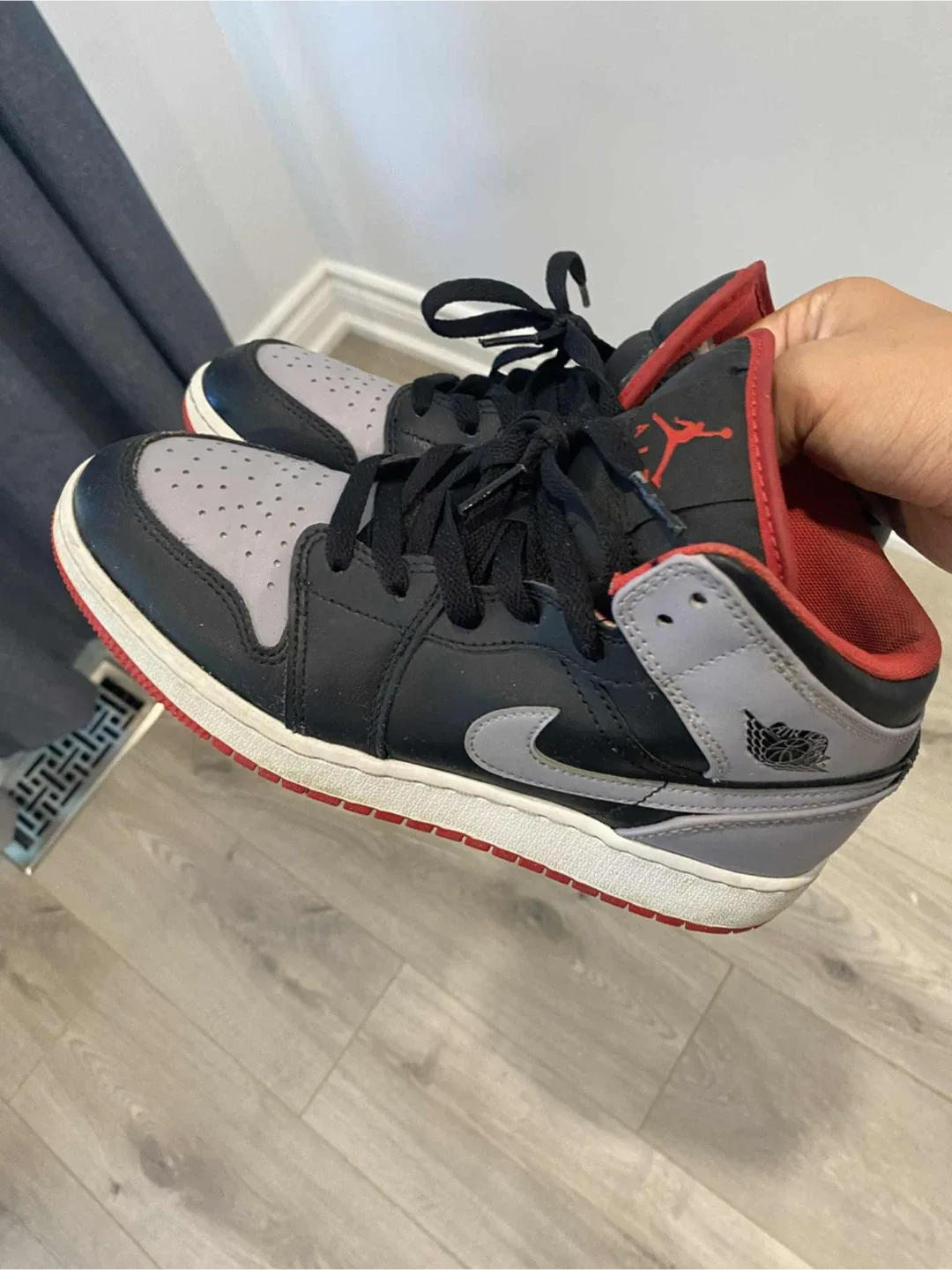 Air Jordan 1 Mid Black/Grey/Red image indicator(5)