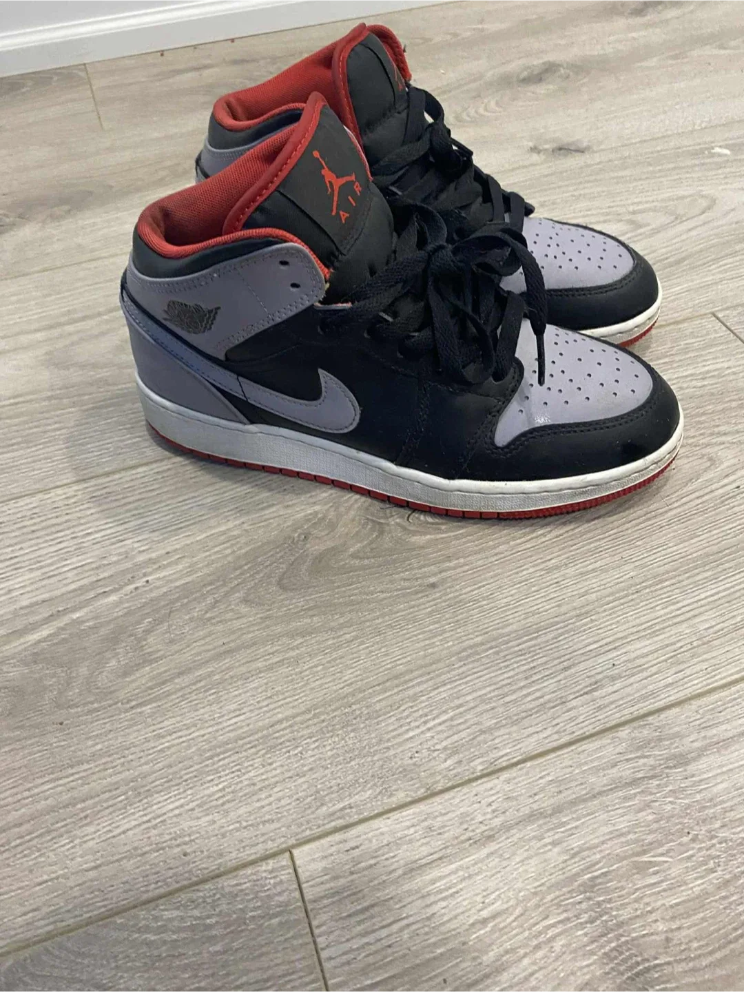 Air Jordan 1 Mid Black/Grey/Red image indicator(3)
