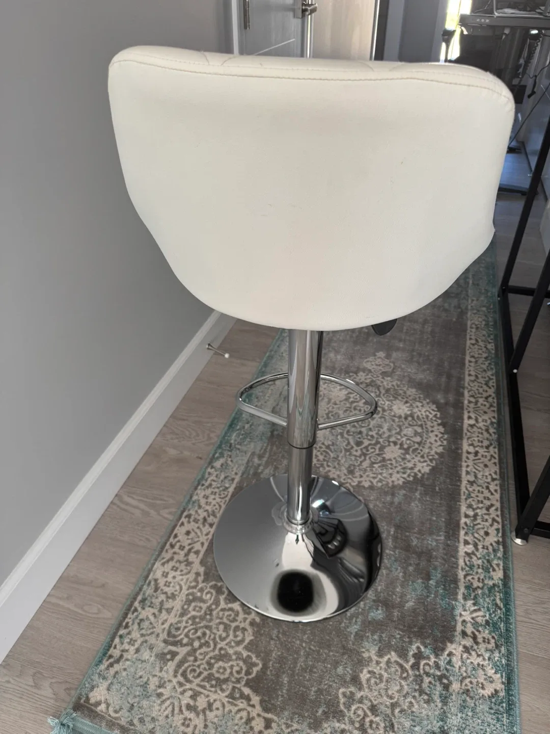 Set of 4 White Bar Stools image indicator(4)