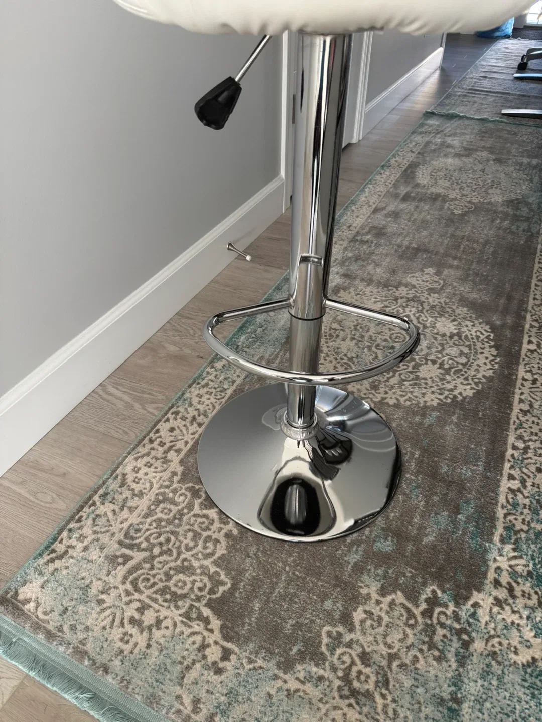 Set of 4 White Bar Stools image indicator(3)